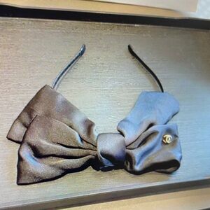 CHANEL Elegant Black Satin Bow Headband